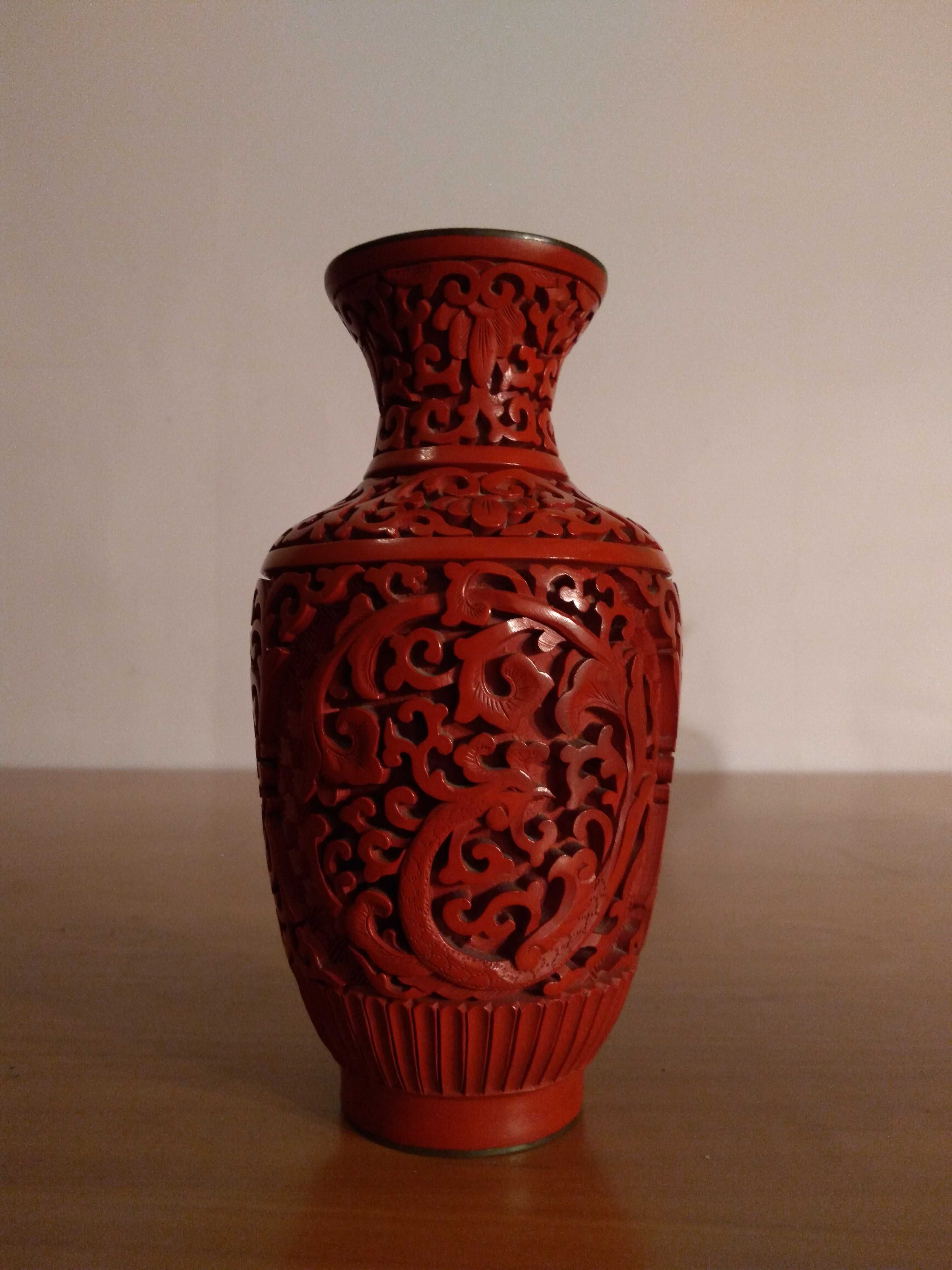 Vaze Asiatice din Cinnabar Rosu Sculptat – Piese Deosebite