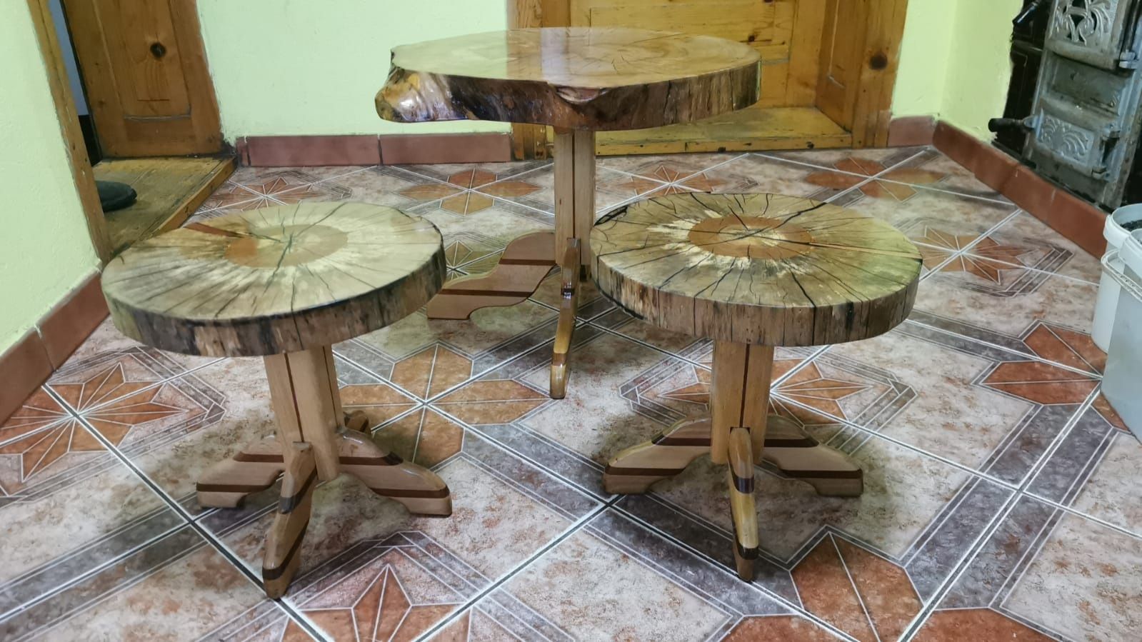 Vând masă cu două scaune, din lemn masiv