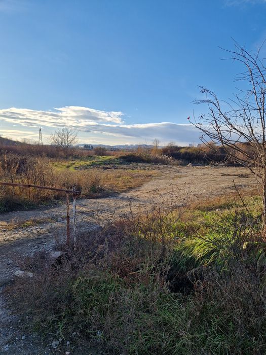 Vind 2 h de teren intravilan în Rîureni .