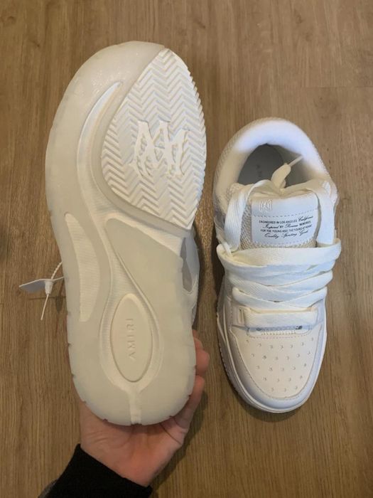 Amiri ma-1 albi in cutie