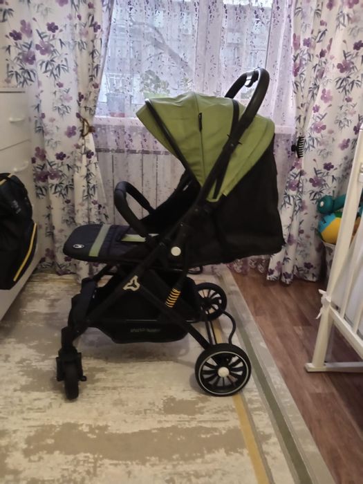 Продам прогулочную коляску летняя.