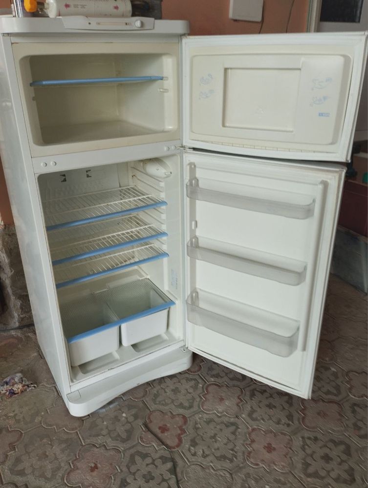Indesit холодилник