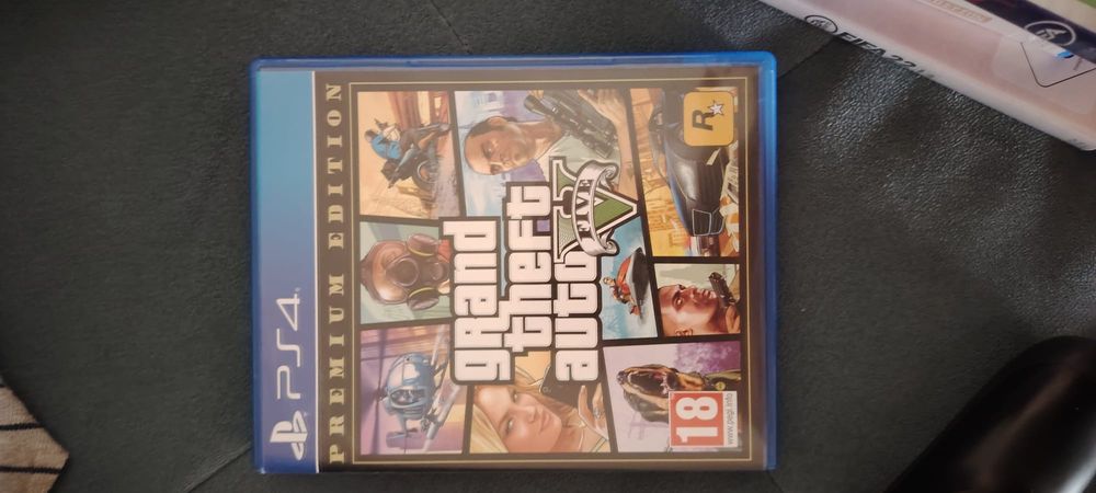De vânzare Ps4 Pro cu doua manete