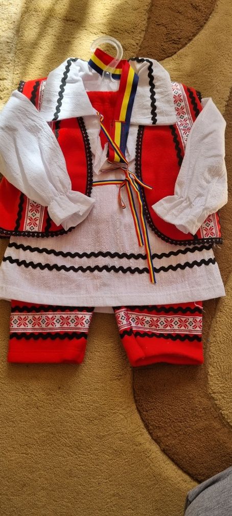Costum traditional bebe