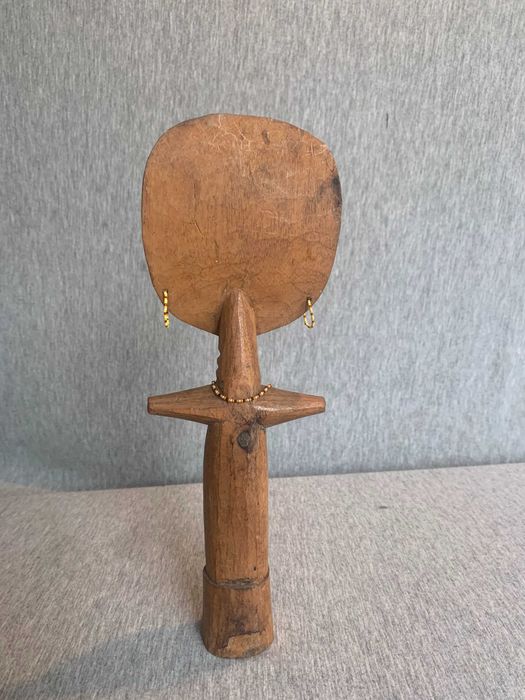 дървена статуетка