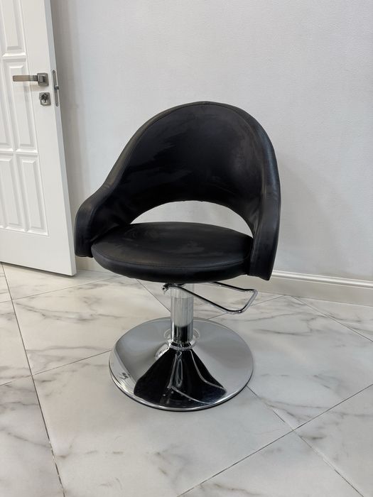 Парикмахерческое кресло и мойка