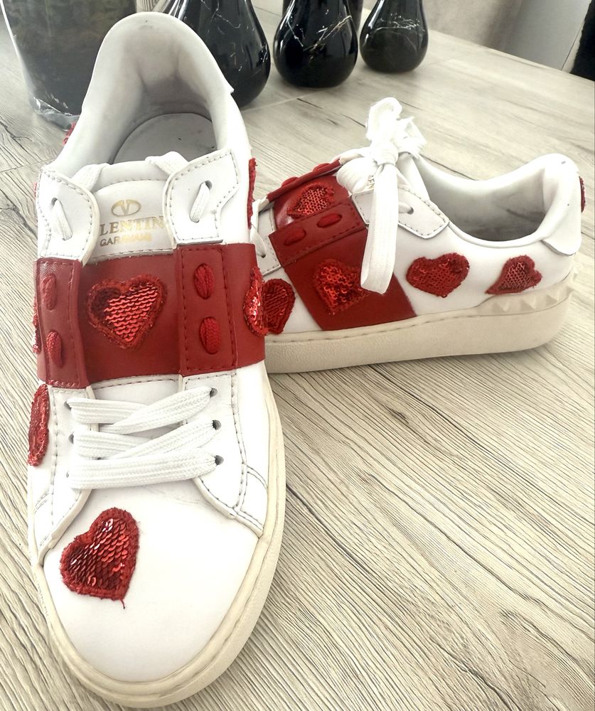 Кецове на сърца Valentino
