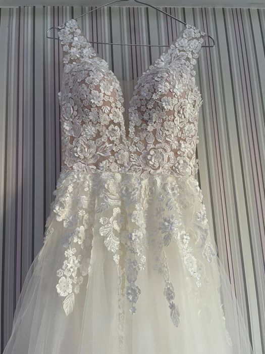 Сватбена рокля (+ ПОДАРЯВАМ кринолин с три обръча)