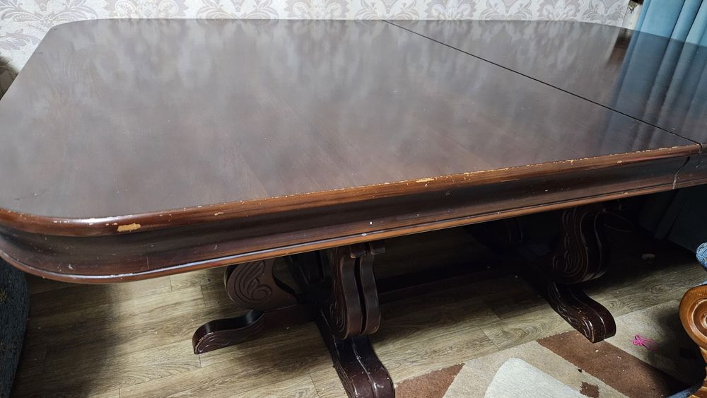 Стол в гостиную.