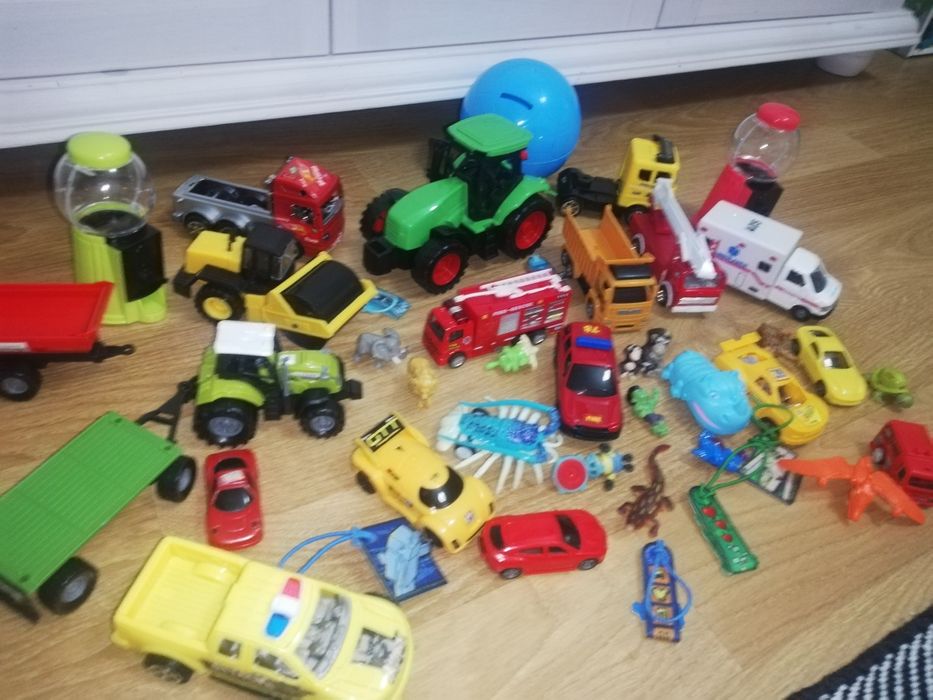 Lot jucării mașina poliție ambulanta pompieri tractor 90 lei