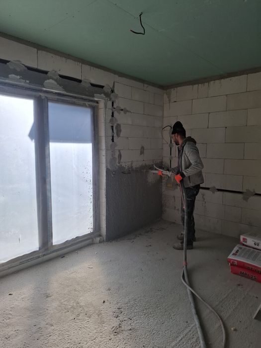 Executam tencuieli mecanizate !