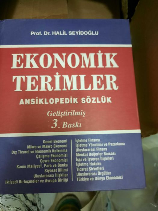 Книги макроэкономики на английском и турецком  5 книг на фото