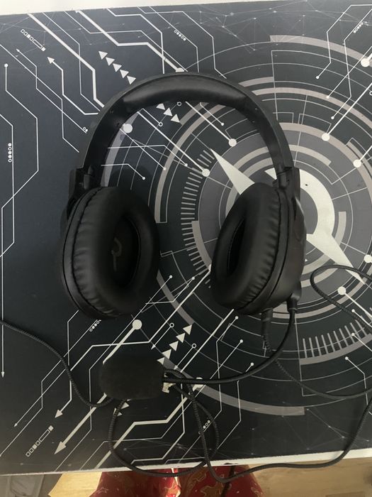Casti de gaming pentru PC sau PS4.