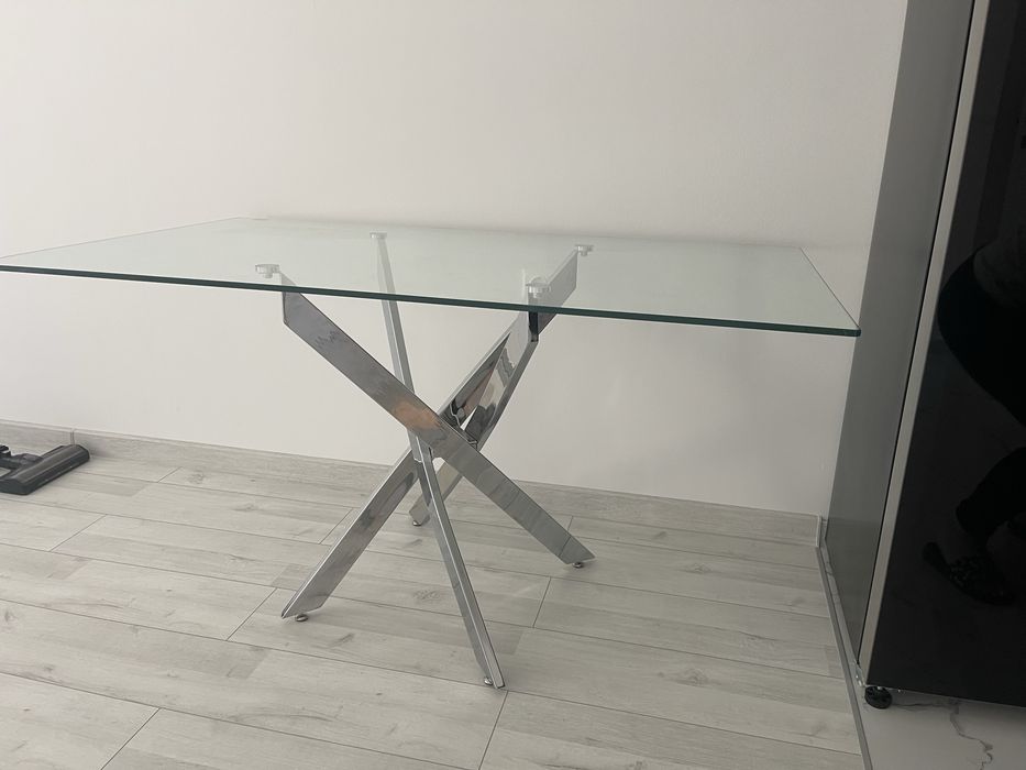 Стъклена модерна маса
