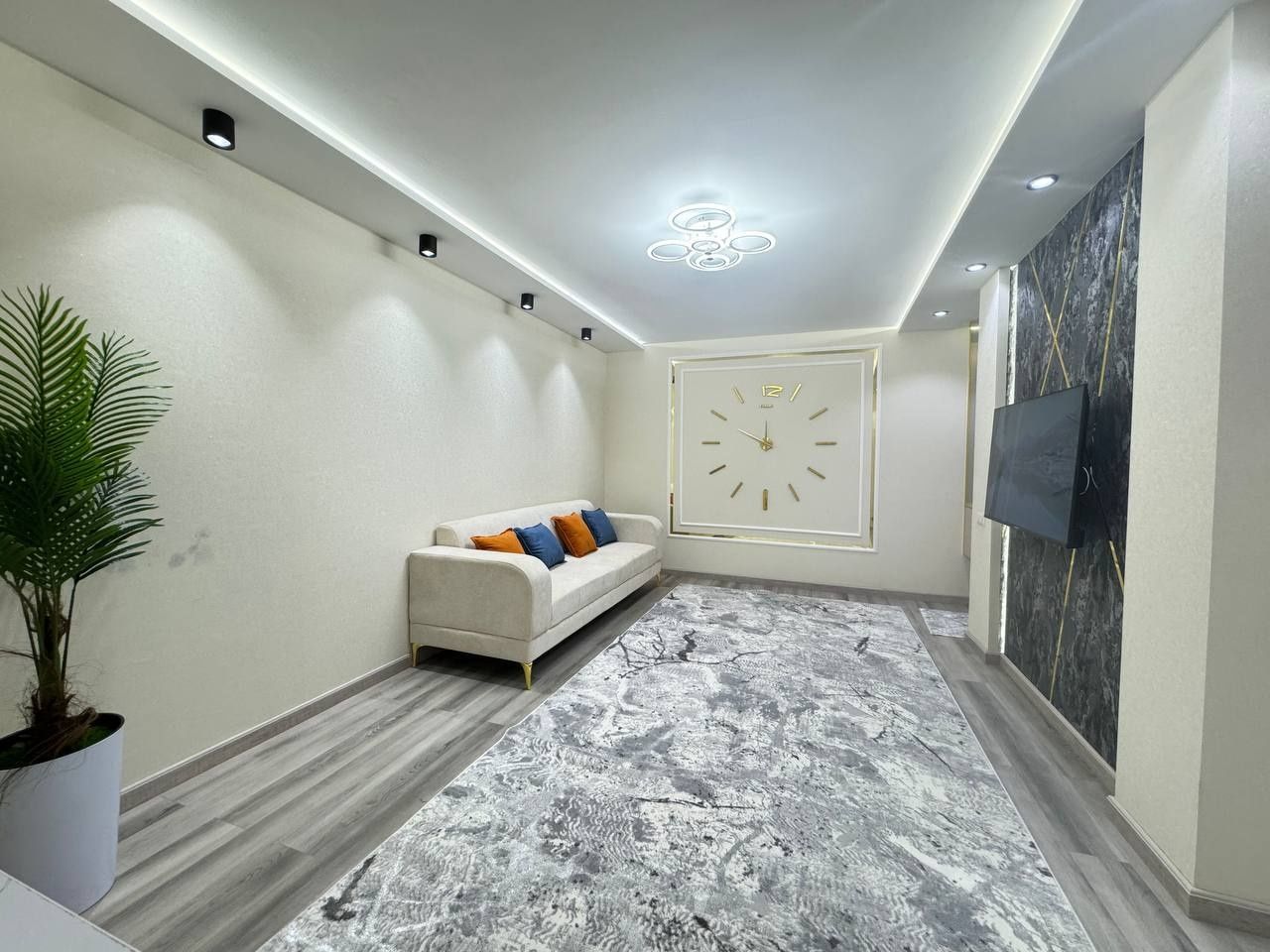 Продаётся квартира Чиланзар 8 1в2/4/4. Балкон 2×6