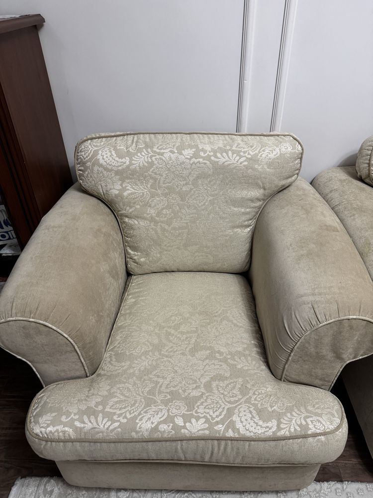 Продам диван с креслами