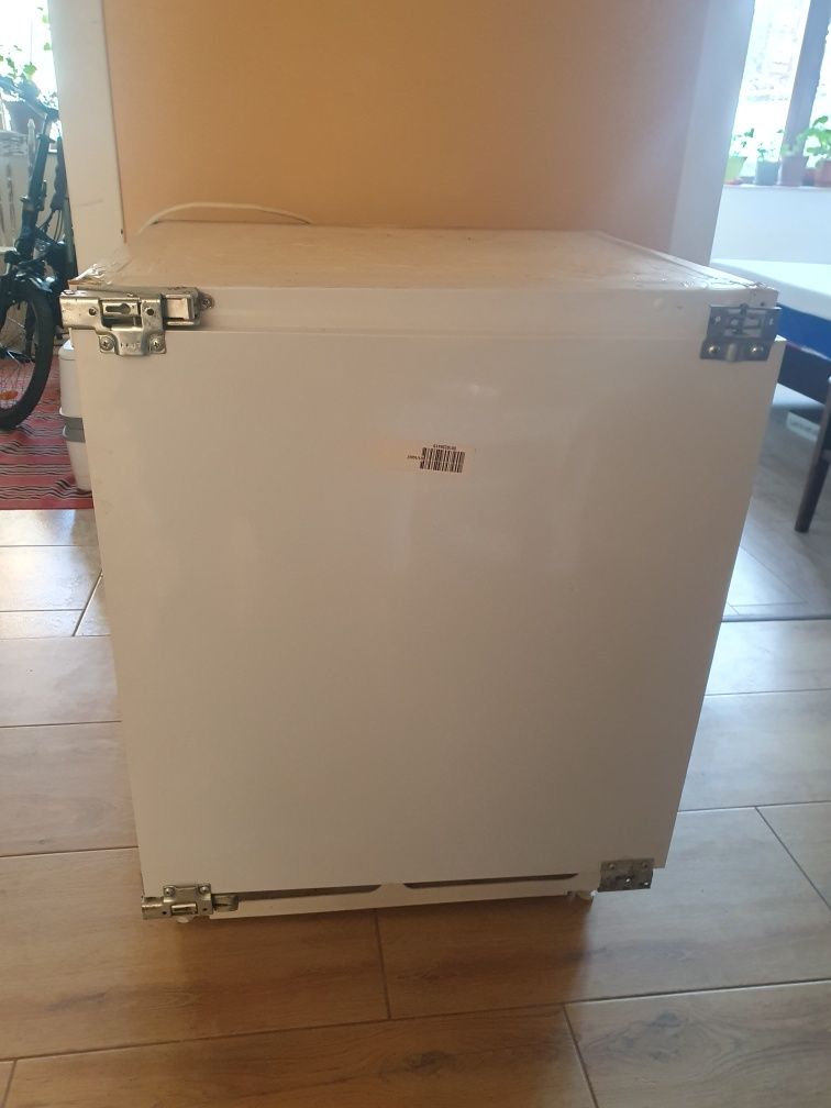 Продавам хладилник за вграждане INDESIT