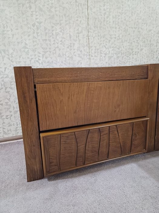 Retro yog'och tumba (yotoqxona uchun)