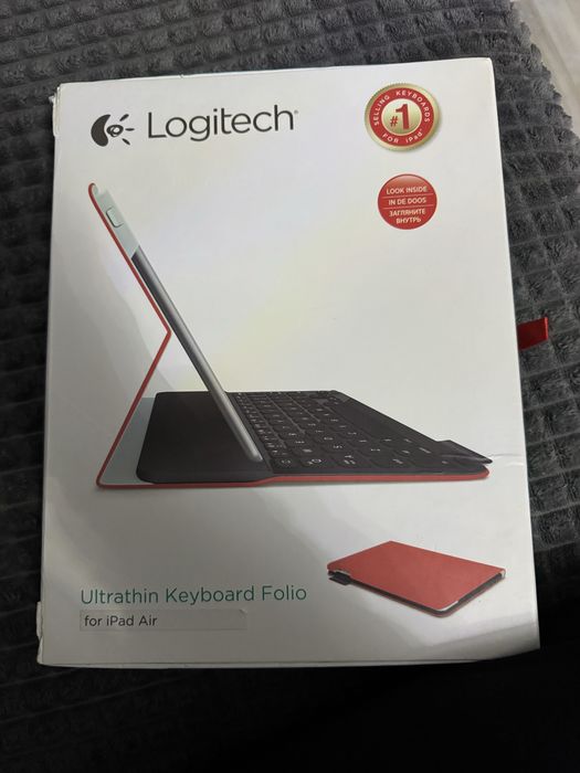 Husa cu Tastatura logitech noua pentru ipad air