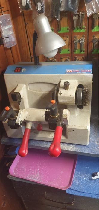 Касова  машина за ключове с допълнителна приставка.