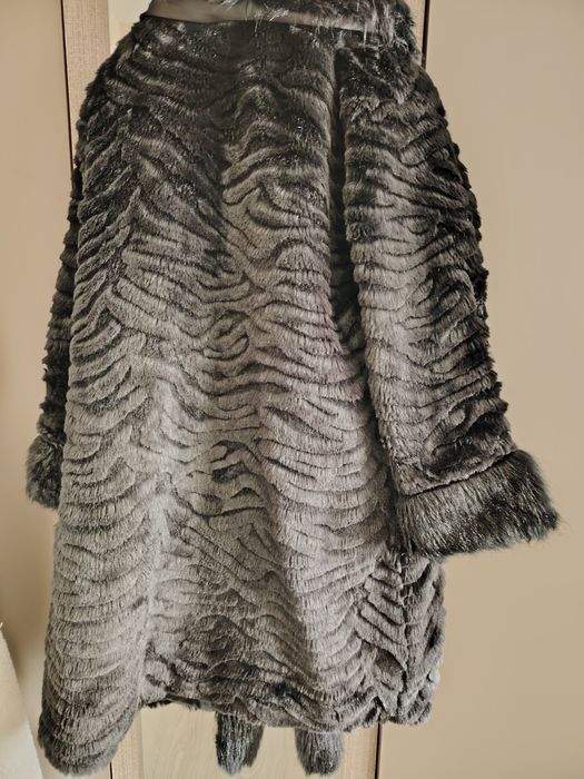 Дамско черно палто с косъм