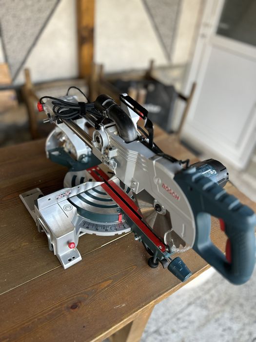 Настолен биркуляр Bosch Professional GCM 800 SJ