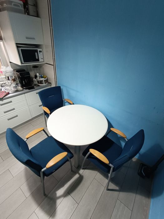 Vând masa de bucătărie + scaune