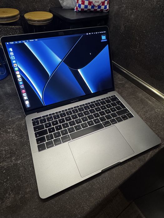 Macbook pro 13 8RAM/256GB 2017г.