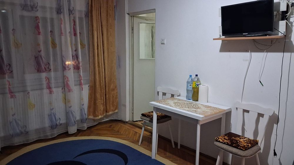 Vand Garsoniera, Brad