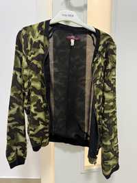 Jachetă print militar Bershka