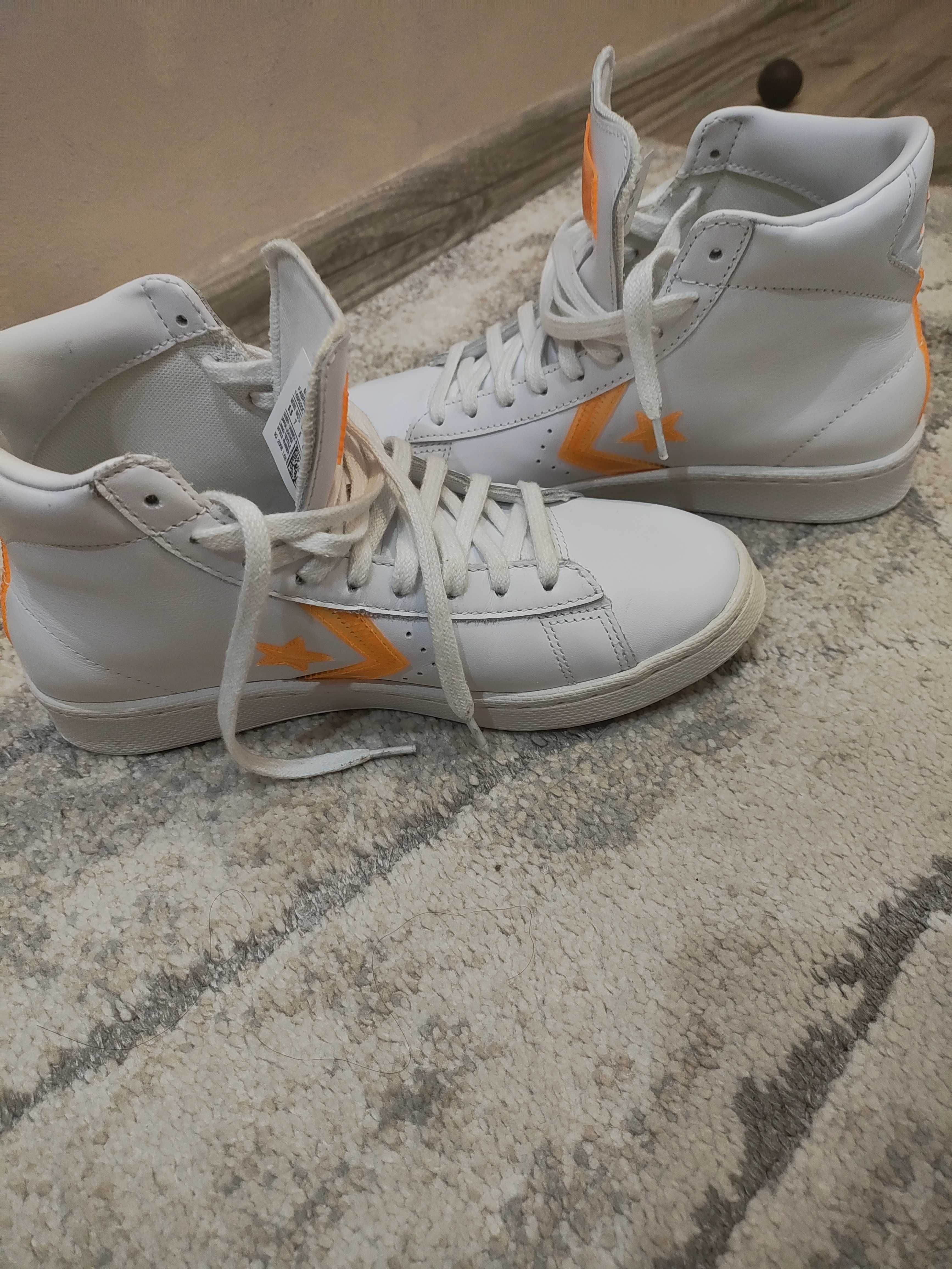 Дамски кецове Converse. В отлично състояние, обувани са веднъж!