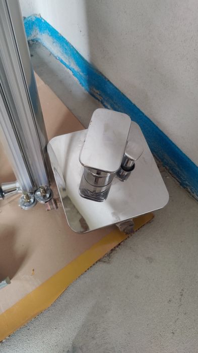 Cabina de dus cu cadita