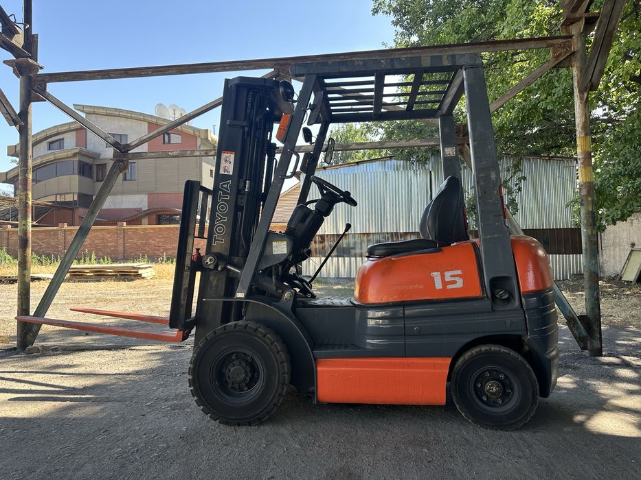 Погрузчик вилочный, высота подъема 4.3 метра/ Кара TOYOTA 6FGL18