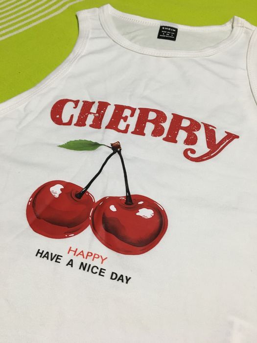 Top scurt cu cirese