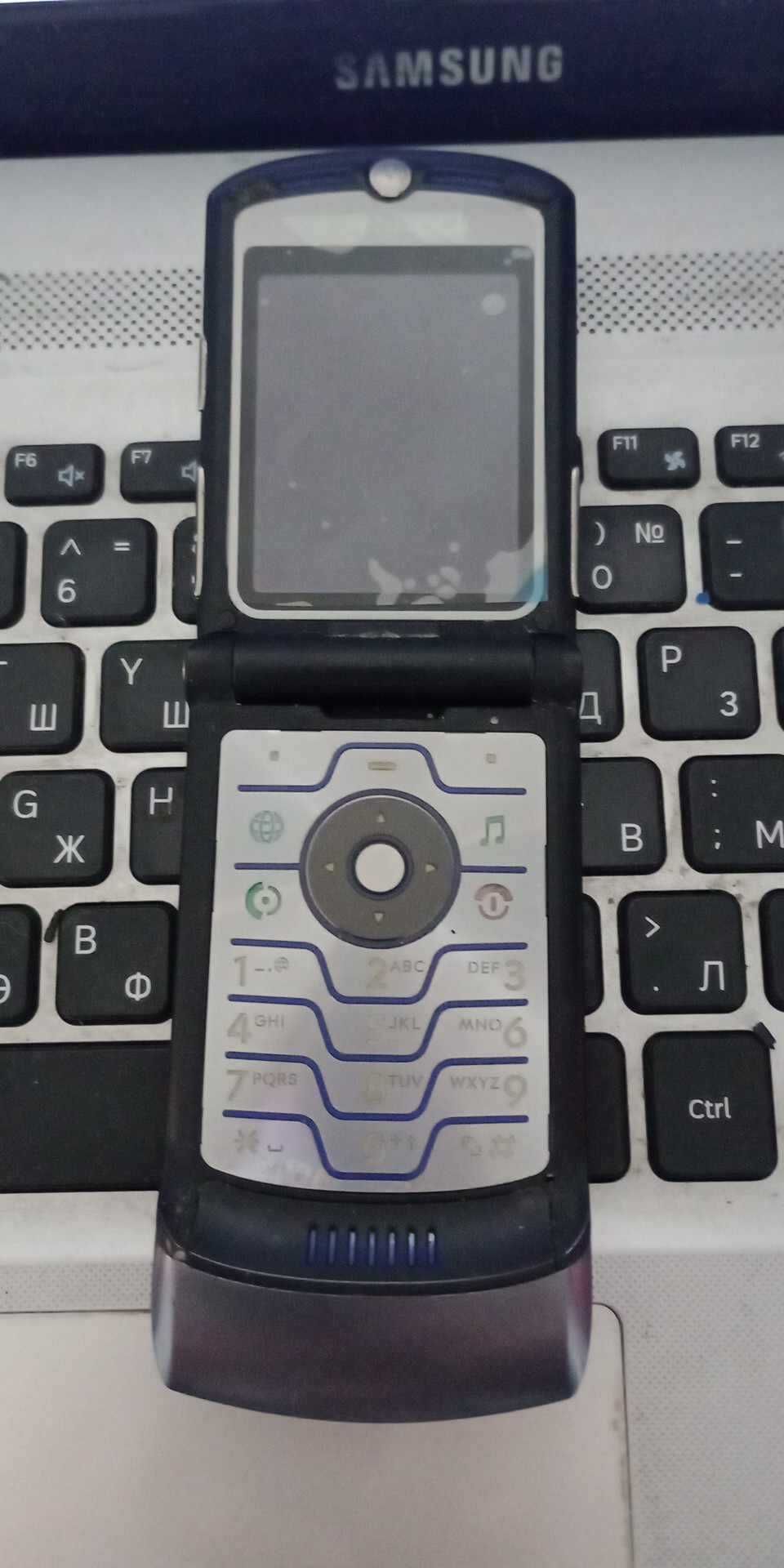 Vand Motorola V3-i in stare f buna- ca NOU