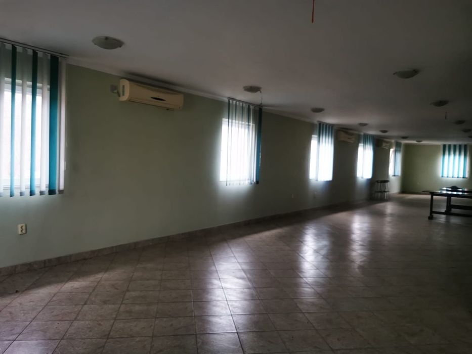 Vand spatiu comercial/industrial.