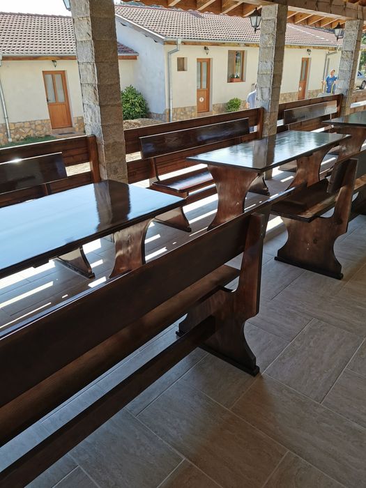 Дървени маси и пейки