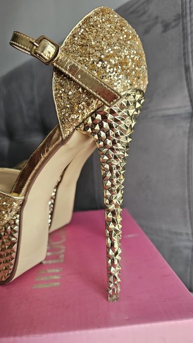 Обувки на висок ток - нови