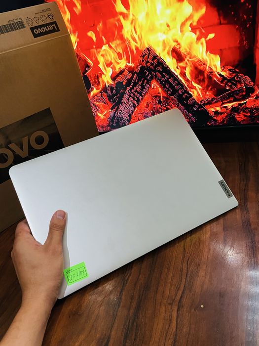 Lenovo noutbuk holati ideal srochni sotiladi