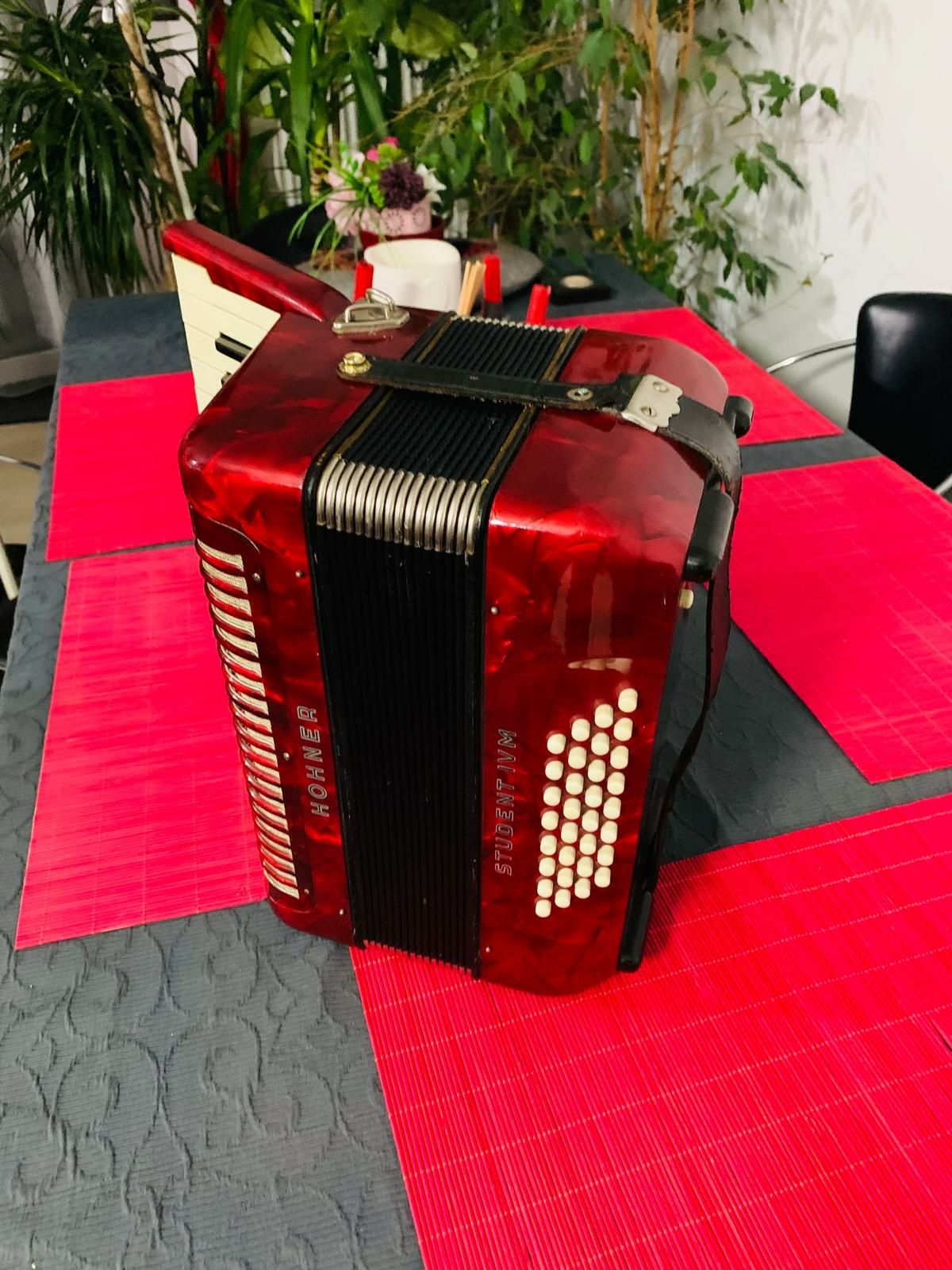 Vând Acordeon Hohner student IV In stare ideală