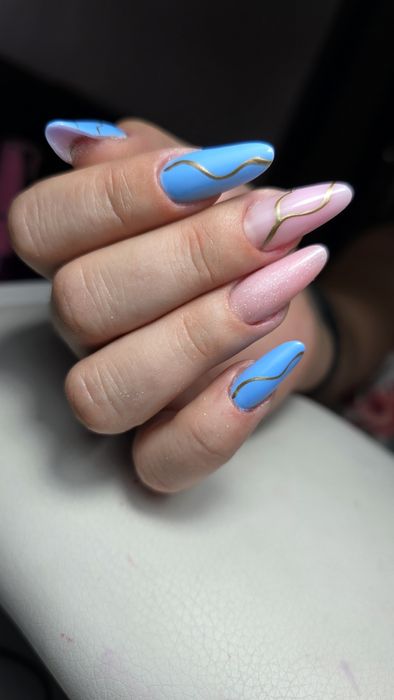 Buna,sunt manichiurista de 9 și îmi iubesc meseria.