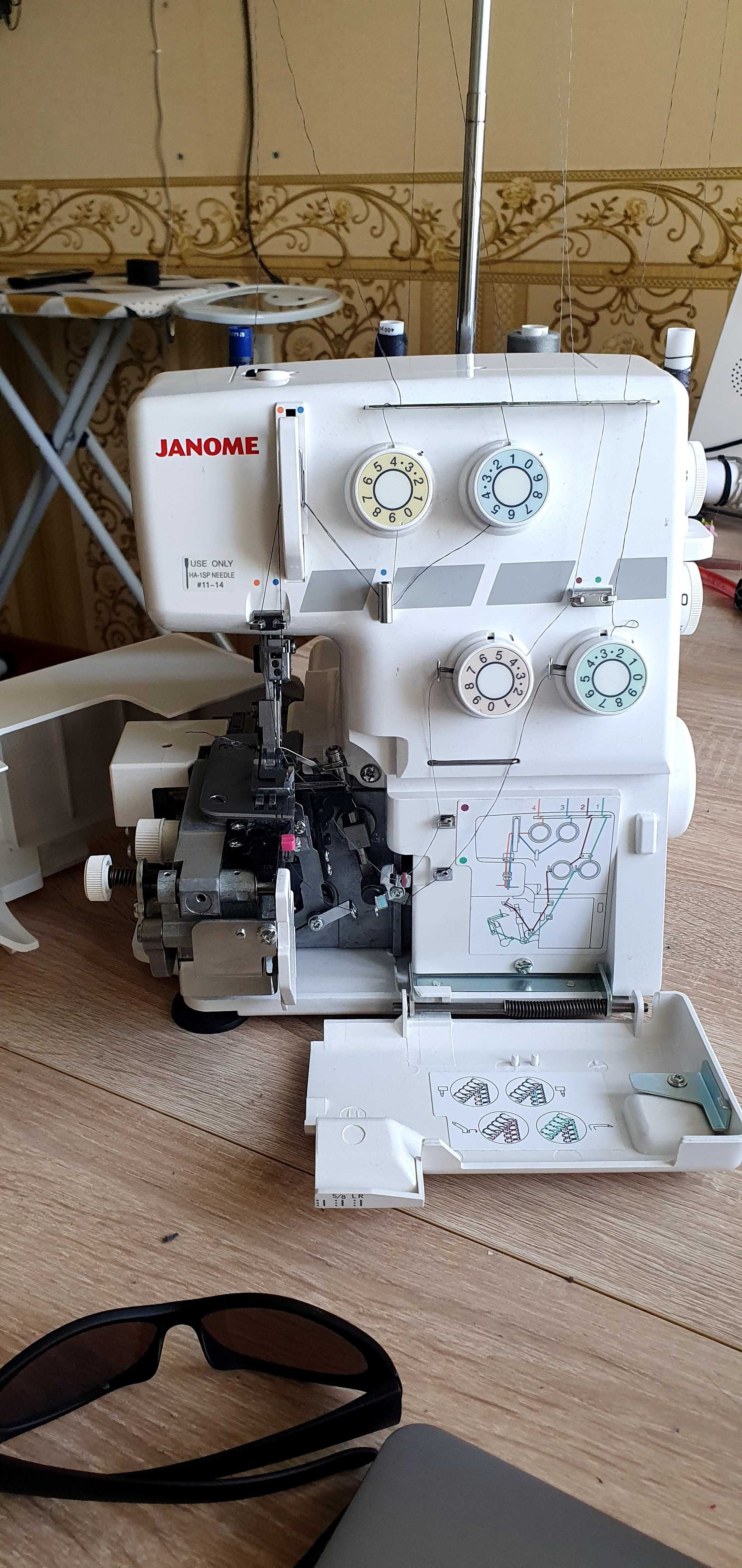 Оверлок Janome 204D в упаковке
