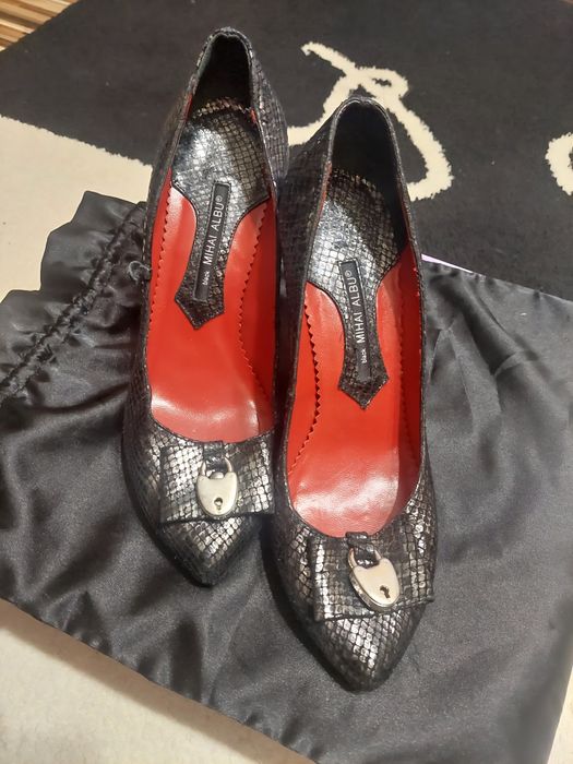 Pantofi de dama din piele de șarpe /  Mihai Albu