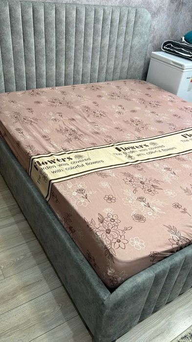Продам кровать с матрасом почти новый 180×200 см.