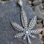 Pandantiv frunză cannabis din argint cu zirconii
