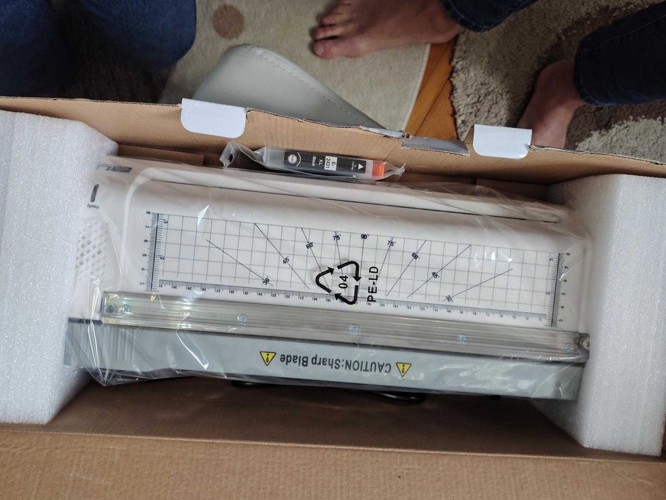 Vand laminator cu ghilotina nou in cutie