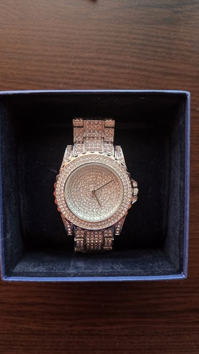 Дамски часовник модел Swarovski