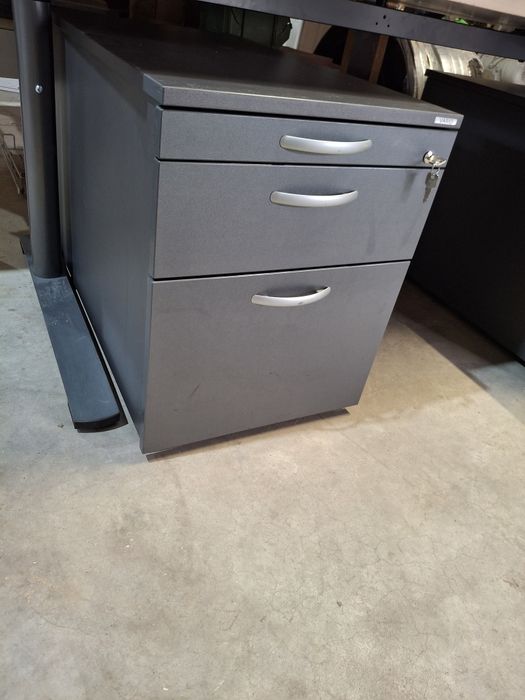 Vând masă de birou cu dulăpior