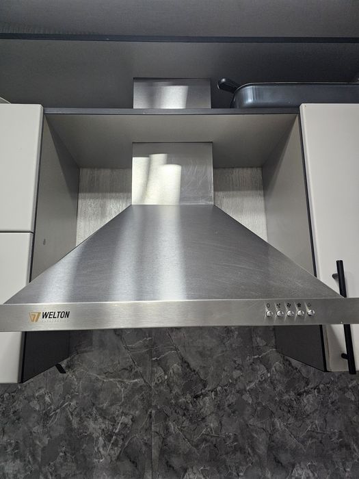 Вытяжка рабочая в хорошем состоянии