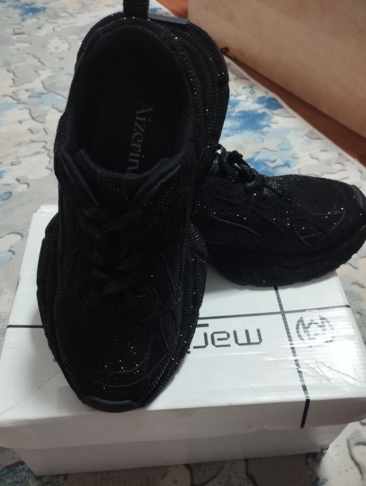 Продам новые кроссовки